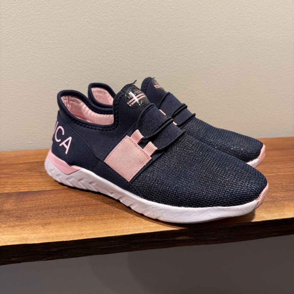 Nautica Girl's Athletic shoes size 4, pull on
